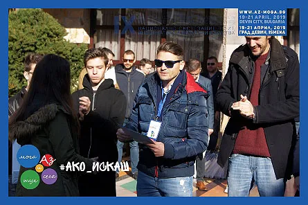 Георги Ангелов награждава участници в АЗ МОГА ТУК И СЕГА